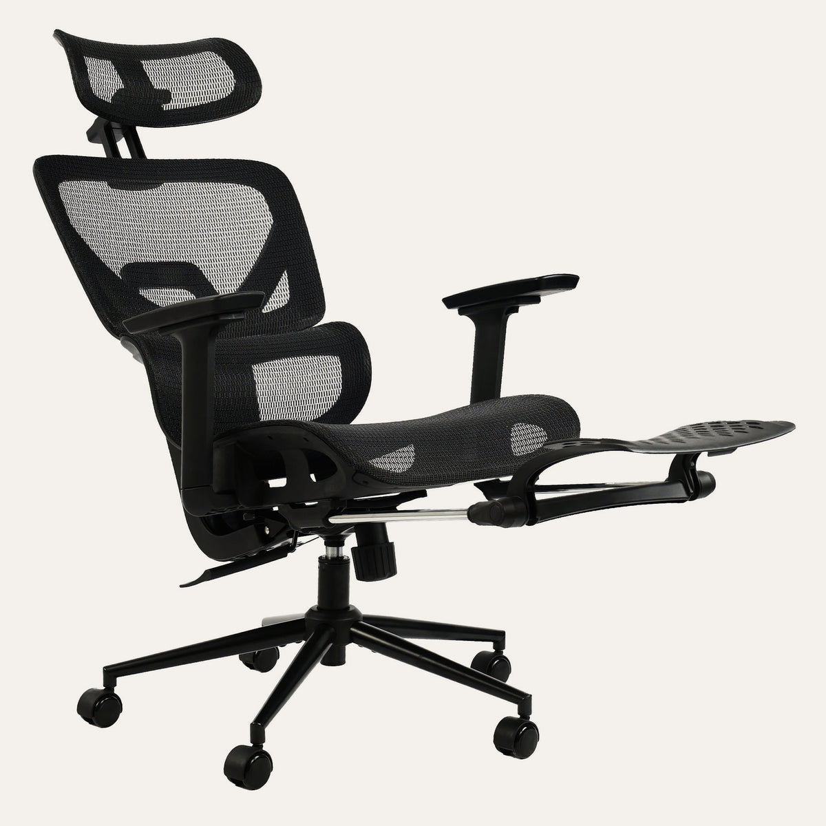 Chaise ergonomique Elvo Signature, avec dossier incliné et repose-pieds déplié en position détente